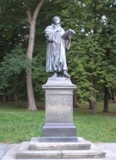 https://upload.wikimedia.org/wikipedia/commons/thumb/9/96/Luther%C5%AFv_pam%C3%A1tn%C3%ADk_v_A%C5%A1i_2008.JPG/800px-Luther%C5%AFv_pam%C3%A1tn%C3%ADk_v_A%C5%A1i_2008.JPG