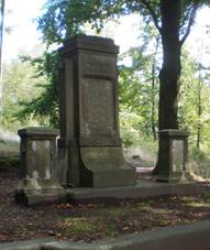 https://upload.wikimedia.org/wikipedia/commons/thumb/f/fa/A%C5%A1_K%C3%B6rner_Memorial_2008-09-27.jpg/1024px-A%C5%A1_K%C3%B6rner_Memorial_2008-09-27.jpg