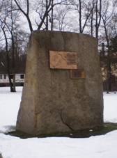 https://upload.wikimedia.org/wikipedia/commons/thumb/b/bb/A%C5%A1_US_Memorial_2009_03_07.JPG/1024px-A%C5%A1_US_Memorial_2009_03_07.JPG