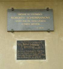 https://upload.wikimedia.org/wikipedia/commons/thumb/f/f8/A%C5%A1_Robert_Schumann_Memorial_Desk_2008-08-16.JPG/1024px-A%C5%A1_Robert_Schumann_Memorial_Desk_2008-08-16.JPG
