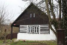 Old house in V�echlapy, Bene�ov District.jpg