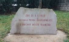 Blansko, pomn�k setk�n� s rudoarm�jci.jpg
