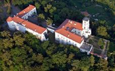 https://upload.wikimedia.org/wikipedia/commons/thumb/f/f8/Z%C3%A1mek_%C4%8Cern%C3%A1_Hora%2C_leteck%C3%BD_sn%C3%ADmek.jpg/1024px-Z%C3%A1mek_%C4%8Cern%C3%A1_Hora%2C_leteck%C3%BD_sn%C3%ADmek.jpg