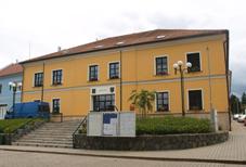 https://upload.wikimedia.org/wikipedia/commons/thumb/5/5a/%C4%8Cern%C3%A1_Hora%2C_%C3%BA%C5%99ad_m%C4%9Bstyse.JPG/800px-%C4%8Cern%C3%A1_Hora%2C_%C3%BA%C5%99ad_m%C4%9Bstyse.JPG