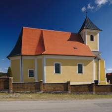 https://upload.wikimedia.org/wikipedia/commons/thumb/9/9c/Kostel_svat%C3%A9ho_Jana_K%C5%99titele_z_boku%2C_%C4%8Cernovice%2C_okres_Blansko.jpg/1024px-Kostel_svat%C3%A9ho_Jana_K%C5%99titele_z_boku%2C_%C4%8Cernovice%2C_okres_Blansko.jpg