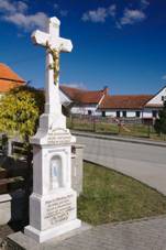 https://upload.wikimedia.org/wikipedia/commons/thumb/a/af/K%C5%99%C3%AD%C5%BE_na_n%C3%A1vsi%2C_%C4%8Cernovice%2C_okres_Blansko.jpg/800px-K%C5%99%C3%AD%C5%BE_na_n%C3%A1vsi%2C_%C4%8Cernovice%2C_okres_Blansko.jpg