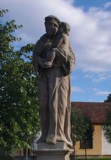 https://upload.wikimedia.org/wikipedia/commons/thumb/4/42/Socha_na_n%C3%A1vsi%2C_Drnovice%2C_okres_Blansko.jpg/800px-Socha_na_n%C3%A1vsi%2C_Drnovice%2C_okres_Blansko.jpg