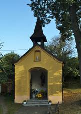https://upload.wikimedia.org/wikipedia/commons/thumb/2/24/Kapli%C4%8Dka_v_obci%2C_Repechy%2C_Bous%C3%ADn%2C_okres_Prost%C4%9Bjov.jpg/800px-Kapli%C4%8Dka_v_obci%2C_Repechy%2C_Bous%C3%ADn%2C_okres_Prost%C4%9Bjov.jpg