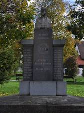 https://upload.wikimedia.org/wikipedia/commons/thumb/2/2e/Rove%C4%8Dn%C3%A9-pomn%C3%ADk-padl%C3%BDm2014.jpg/1024px-Rove%C4%8Dn%C3%A9-pomn%C3%ADk-padl%C3%BDm2014.jpg
