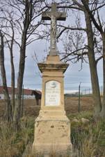 https://upload.wikimedia.org/wikipedia/commons/thumb/f/f9/K%C5%99%C3%AD%C5%BE_v%C3%BDchodn%C4%9B_od_obce%2C_%C3%9Ajezd_u_Boskovic%2C_okres_Blansko.jpg/800px-K%C5%99%C3%AD%C5%BE_v%C3%BDchodn%C4%9B_od_obce%2C_%C3%9Ajezd_u_Boskovic%2C_okres_Blansko.jpg