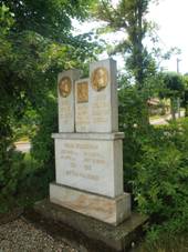 https://upload.wikimedia.org/wikipedia/commons/thumb/1/17/%C5%BDer%C5%AFtky%2C_pomn%C3%ADk_padl%C3%BDm.JPG/800px-%C5%BDer%C5%AFtky%2C_pomn%C3%ADk_padl%C3%BDm.JPG