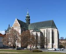 https://upload.wikimedia.org/wikipedia/commons/thumb/6/63/Bazilika_Nanebevzet%C3%AD_Panny_Marie_%28Brno%29.JPG/800px-Bazilika_Nanebevzet%C3%AD_Panny_Marie_%28Brno%29.JPG