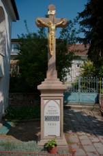 Brno-Mokr� Hora - k�� z roku 1884 stoj�c� vedle zvonice.jpg