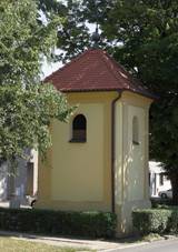 https://upload.wikimedia.org/wikipedia/commons/thumb/7/78/Kobylnice_-_zvonice_obr2.jpg/800px-Kobylnice_-_zvonice_obr2.jpg