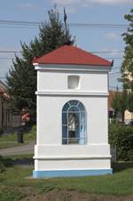 https://upload.wikimedia.org/wikipedia/commons/thumb/a/ad/Kobylnice_-_kaple_obr2.jpg/1024px-Kobylnice_-_kaple_obr2.jpg