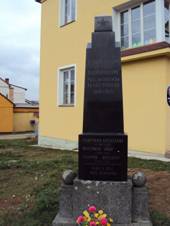 Neslovice pam�tn�k padl�m.JPG