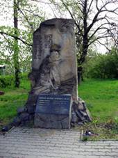 Pam�tn�k v Ostopovic�ch.jpg