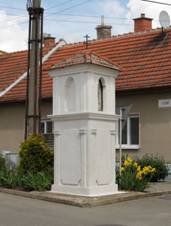 https://upload.wikimedia.org/wikipedia/commons/thumb/9/97/Telnice_-_bo%C5%BE%C3%AD_muka_ul_R%C5%AF%C5%BEov%C3%A1.jpg/800px-Telnice_-_bo%C5%BE%C3%AD_muka_ul_R%C5%AF%C5%BEov%C3%A1.jpg