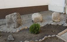 Telnice - hrani�n� kameny u kostela.jpg