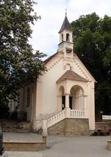 https://upload.wikimedia.org/wikipedia/commons/thumb/5/51/Kaple_sv.Jana_K%C5%99titele_Zast%C3%A1vka.JPG/800px-Kaple_sv.Jana_K%C5%99titele_Zast%C3%A1vka.JPG