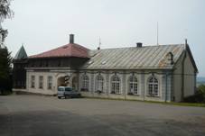 https://upload.wikimedia.org/wikipedia/commons/thumb/d/d3/Janovicky._Zajazd_Franza_Birkego_z_1916_r.3.jpg/1280px-Janovicky._Zajazd_Franza_Birkego_z_1916_r.3.jpg