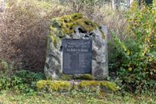 https://upload.wikimedia.org/wikipedia/commons/thumb/a/ad/Skalka%2C_pam%C3%A1tn%C3%ADk_01.jpg/1280px-Skalka%2C_pam%C3%A1tn%C3%ADk_01.jpg