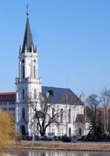 https://upload.wikimedia.org/wikipedia/commons/thumb/d/dd/Brunt%C3%A1l%2C_husitsk%C3%BD_kostel.jpg/1024px-Brunt%C3%A1l%2C_husitsk%C3%BD_kostel.jpg