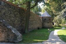 Poz�statek m�stsk�ch hradeb pod z�mkem