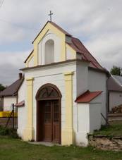 https://upload.wikimedia.org/wikipedia/commons/thumb/9/97/Chapel_-_Lichnov%2C_Bruntal_District%2C_Czech_Republic_24.jpg/800px-Chapel_-_Lichnov%2C_Bruntal_District%2C_Czech_Republic_24.jpg
