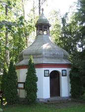 https://upload.wikimedia.org/wikipedia/commons/e/e6/Kaple_svat%C3%A9_Anny_u_silnice_na_z%C3%A1padn%C3%ADm_okraji_Sosnov%C3%A9_%28Q104983498%29_02.jpg