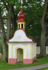 https://upload.wikimedia.org/wikipedia/commons/thumb/1/1a/K%C3%A1men%2C_Ji%C5%99%C3%ADkov%2C_chapel.jpg/800px-K%C3%A1men%2C_Ji%C5%99%C3%ADkov%2C_chapel.jpg