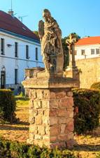 https://upload.wikimedia.org/wikipedia/commons/thumb/5/50/Sochy_u_kostela_svat%C3%A9ho_Jana_K%C5%99titele_%28Kluky%29_01.jpg/1280px-Sochy_u_kostela_svat%C3%A9ho_Jana_K%C5%99titele_%28Kluky%29_01.jpg