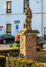 https://upload.wikimedia.org/wikipedia/commons/thumb/5/50/Sochy_u_kostela_svat%C3%A9ho_Jana_K%C5%99titele_%28Kluky%29_01.jpg/1280px-Sochy_u_kostela_svat%C3%A9ho_Jana_K%C5%99titele_%28Kluky%29_01.jpg