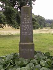 https://upload.wikimedia.org/wikipedia/commons/thumb/5/53/Pomn%C3%ADkmajitel%C5%AFmskl%C3%A1rny-Dobr%C3%A1Voda.jpg/800px-Pomn%C3%ADkmajitel%C5%AFmskl%C3%A1rny-Dobr%C3%A1Voda.jpg