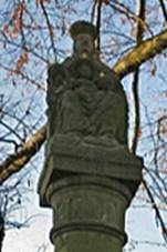 Cetenov, sloup se sochou Panny Marie.jpg