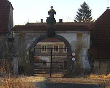 Chrastn� - br�na se sochou svat�ho Linharta (1).JPG