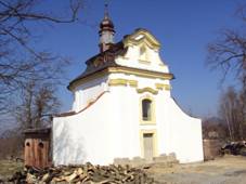 https://upload.wikimedia.org/wikipedia/commons/thumb/c/cb/Kaple_na_Ladech.jpg/1024px-Kaple_na_Ladech.jpg