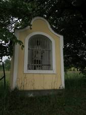 T�eb��ko, v�klenkov� kapli�ka se sochou svat�ho Jana Nepomuck�ho.JPG