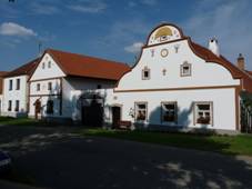 D�m_�._5,_Hola�ovice.JPG