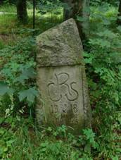 https://upload.wikimedia.org/wikipedia/commons/thumb/8/84/K%C3%A1men_republiky_na_rozcest%C3%AD_v_%C3%BAdol%C3%AD_%C5%A0embery_%28Q104875860%29.jpg/1024px-K%C3%A1men_republiky_na_rozcest%C3%AD_v_%C3%BAdol%C3%AD_%C5%A0embery_%28Q104875860%29.jpg