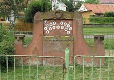 https://upload.wikimedia.org/wikipedia/commons/thumb/6/6a/Pomn%C3%ADk_padl%C3%BDm%2C_Nu%C4%8Dice.JPG/1024px-Pomn%C3%ADk_padl%C3%BDm%2C_Nu%C4%8Dice.JPG