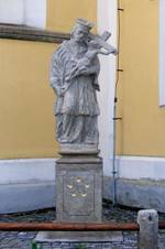 https://upload.wikimedia.org/wikipedia/commons/thumb/b/bc/CernaVPosumavi-SvJanNepomucky-socha.jpg/800px-CernaVPosumavi-SvJanNepomucky-socha.jpg
