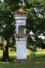 https://upload.wikimedia.org/wikipedia/commons/thumb/9/9e/Okrouhl%C3%A1%2C_small_chapel.jpg/800px-Okrouhl%C3%A1%2C_small_chapel.jpg