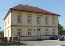 https://upload.wikimedia.org/wikipedia/commons/thumb/7/78/Kraborovice_A._Obecn%C3%AD_%C3%BA%C5%99ad.jpg/1024px-Kraborovice_A._Obecn%C3%AD_%C3%BA%C5%99ad.jpg