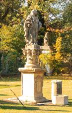 Socha Panny Marie a socha Sv. Jana nepomuck�ho v Mal�i.jpg