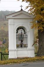 https://upload.wikimedia.org/wikipedia/commons/thumb/c/c0/V%C3%BDklenkov%C3%A1_kapli%C4%8Dka%2C_Nov%C3%BD_Studenec.JPG/1024px-V%C3%BDklenkov%C3%A1_kapli%C4%8Dka%2C_Nov%C3%BD_Studenec.JPG