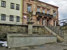 Verne�ice, ka�na se sochou sv. Flori�na.jpg