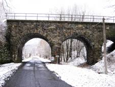https://upload.wikimedia.org/wikipedia/commons/thumb/5/5b/Dob%C5%99%C3%ADkovsk%C3%BD_most_-_panoramio.jpg/1024px-Dob%C5%99%C3%ADkovsk%C3%BD_most_-_panoramio.jpg