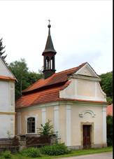 https://upload.wikimedia.org/wikipedia/commons/thumb/3/33/Medonosy%2C_Osinalice%2C_chapel.jpg/1280px-Medonosy%2C_Osinalice%2C_chapel.jpg
