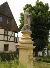 Miro�ovice, socha sv. Anton�na Poustevn�ka.jpg